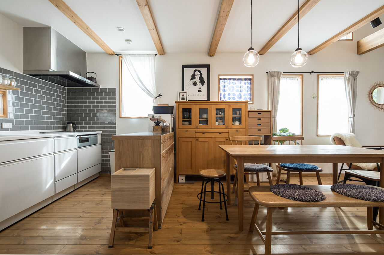 日興ホーム 【2000万円台/お気に入りの家具/96.05平米/間取り図有】1・2階をつなぐ吹抜けで面積以上の開放感！の建築実例画像2