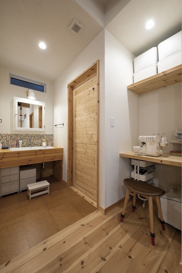 大和屋 【2000万円台/29坪/3LDK】カラードアが無垢材に馴染む。小上がりダイニングで寛ぐ家の建築実例画像3