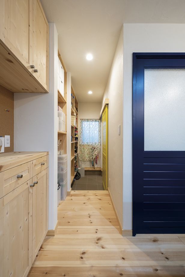 大和屋 【2000万円台/29坪/3LDK】カラードアが無垢材に馴染む。小上がりダイニングで寛ぐ家の建築実例画像4