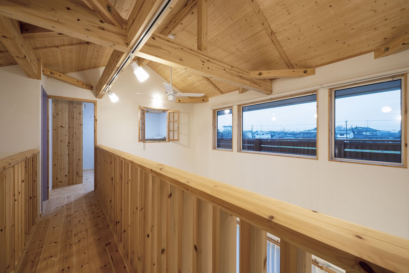 大和屋 【2000万円台/29坪/3LDK】カラードアが無垢材に馴染む。小上がりダイニングで寛ぐ家の建築実例画像5