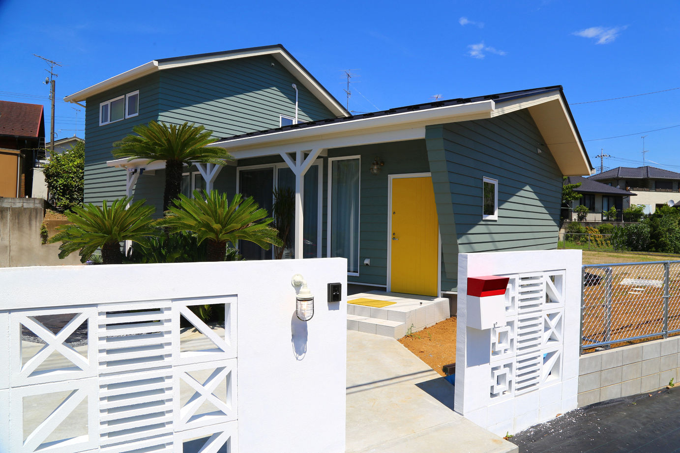 大和屋 【3000万円台/37.8坪】開放的な室内も高性能で快適に。こだわりの西海岸スタイルの家の建築実例画像1