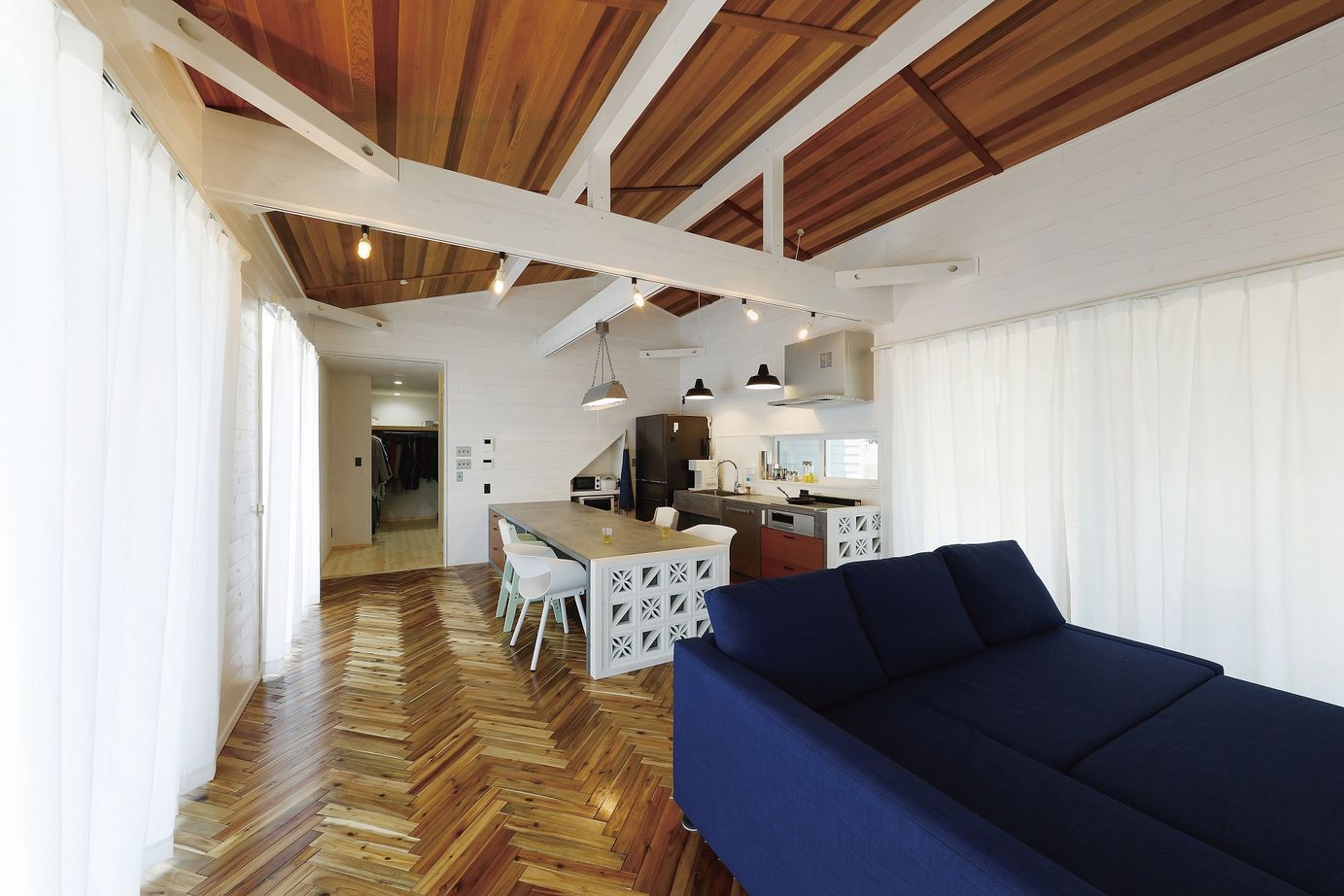 大和屋 【3000万円台/37.8坪】開放的な室内も高性能で快適に。こだわりの西海岸スタイルの家の建築実例画像4