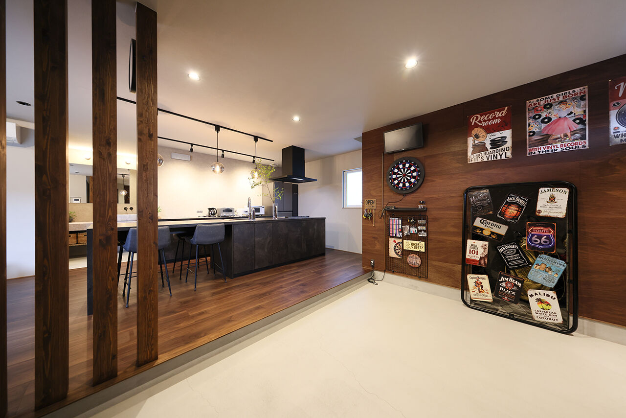 さくら 【富山県/4LDK/土間スペース/ポポラート型キッチン/43坪】遊び心満載のまるでバーのような住まいの建築実例画像2