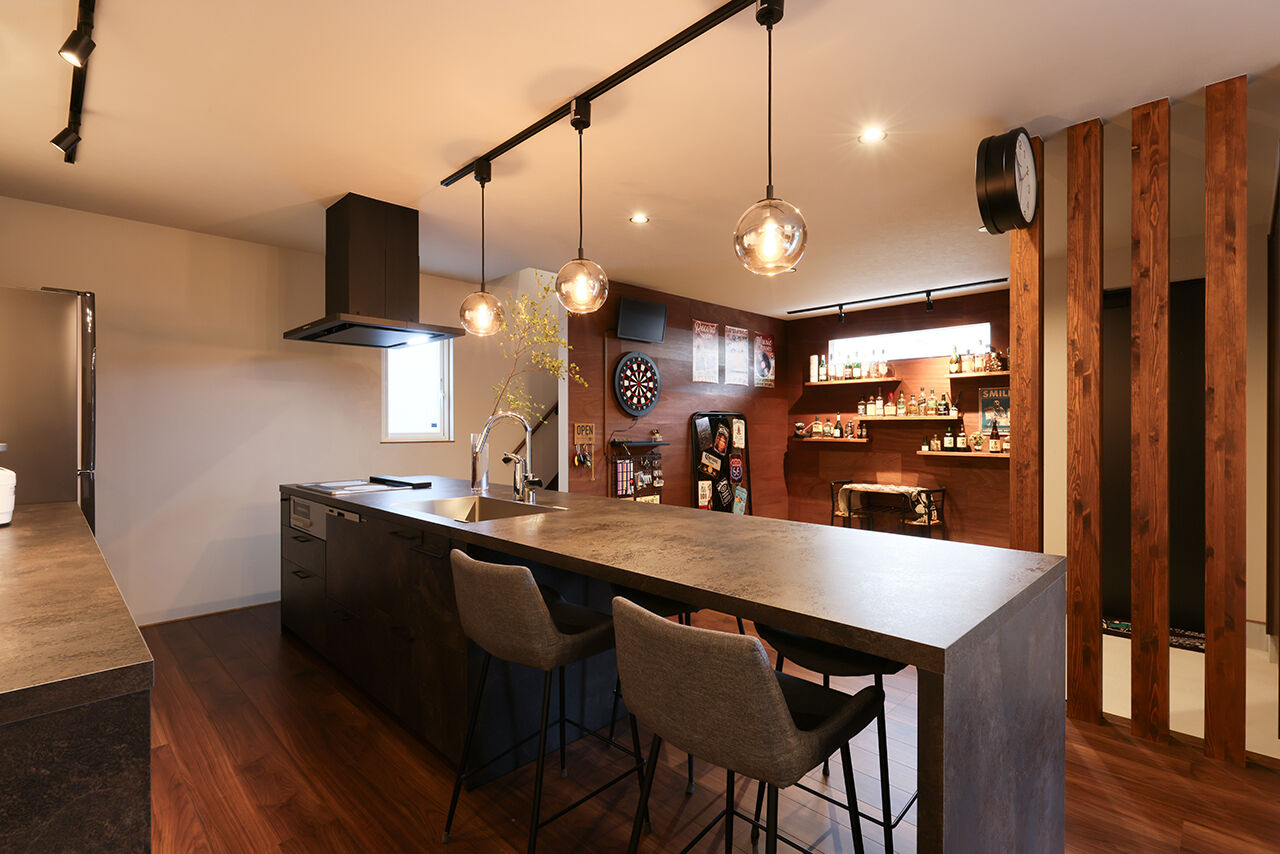 さくら 【富山県/4LDK/土間スペース/ポポラート型キッチン/43坪】遊び心満載のまるでバーのような住まいの建築実例画像3