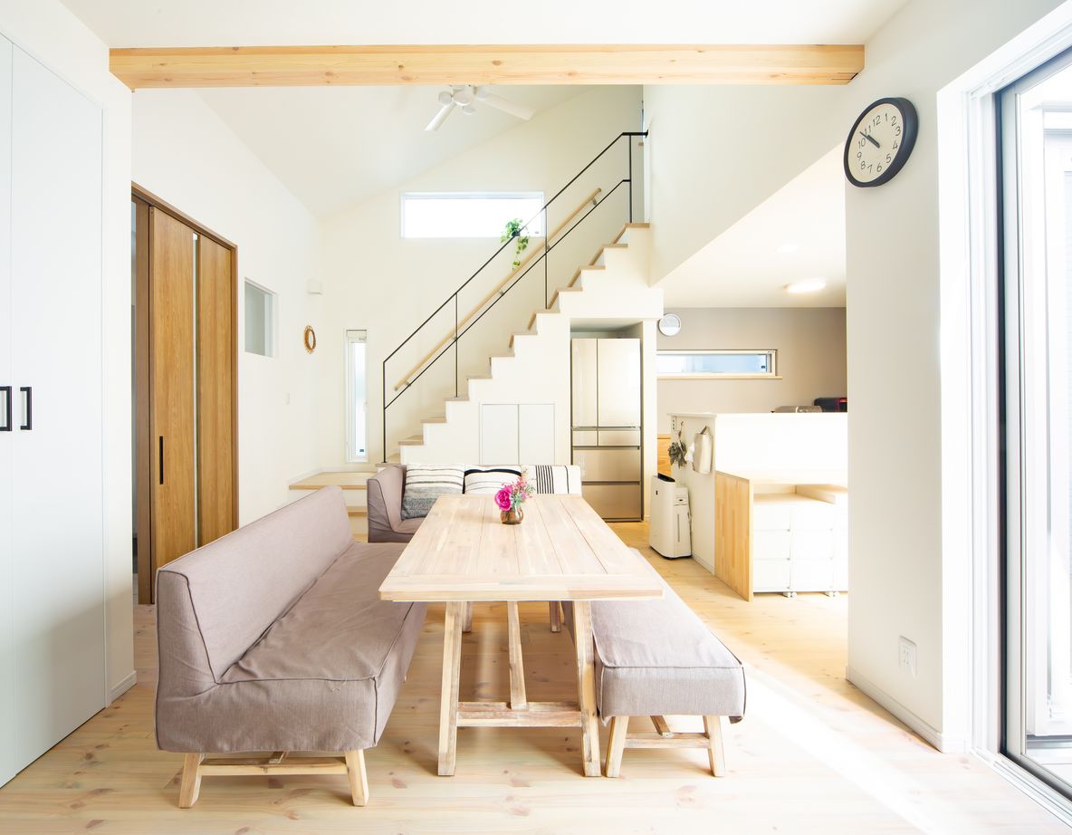 i leaf labo （アイリーフラボ） 【平屋風/28坪台/3LDK/狭小/車2台】おしゃれな平屋風間取り丨ウッドデッキを囲むコの字の家の建築実例画像2