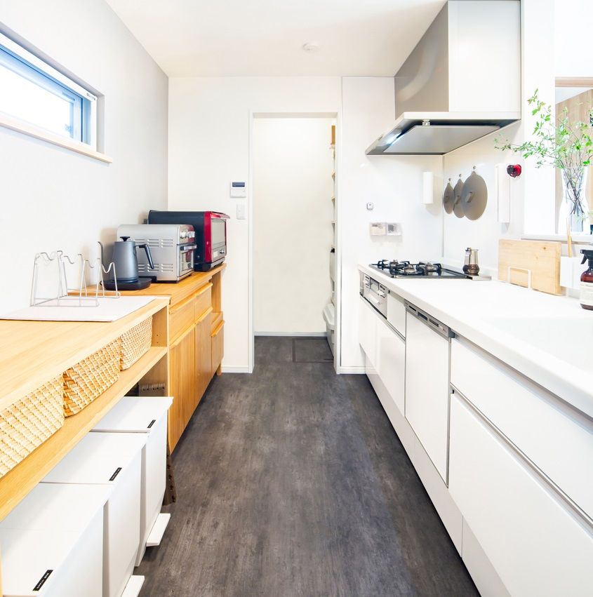 i leaf labo （アイリーフラボ） 【平屋風/28坪台/3LDK/狭小/車2台】おしゃれな平屋風間取り丨ウッドデッキを囲むコの字の家の建築実例画像6