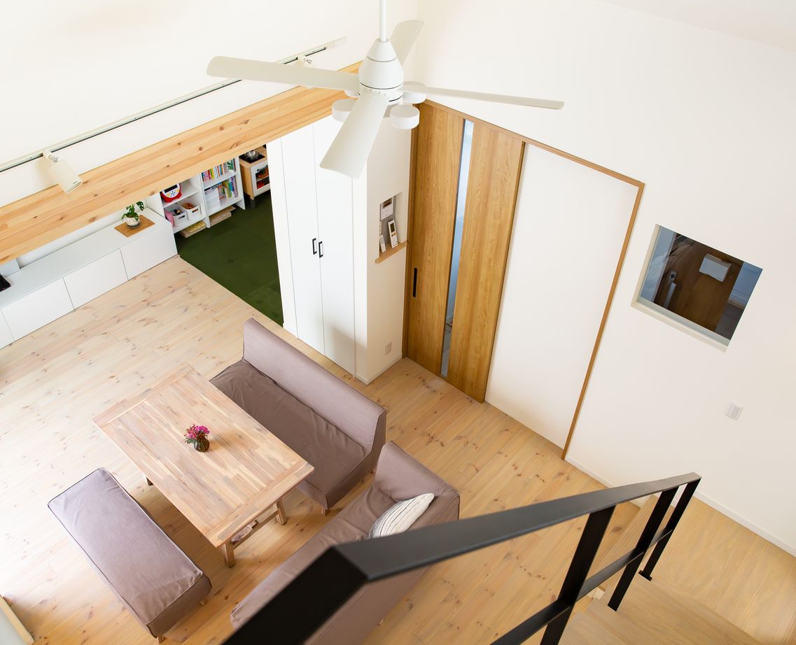 i leaf labo （アイリーフラボ） 【平屋風/28坪台/3LDK/狭小/車2台】おしゃれな平屋風間取り丨ウッドデッキを囲むコの字の家の建築実例画像9