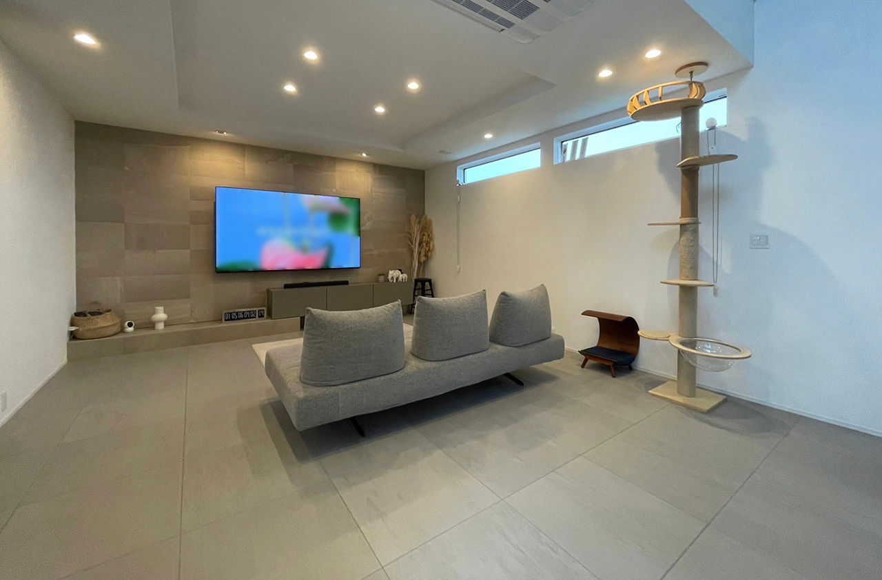 ハウスワン 【吹き抜け×アイアン階段×アイランドキッチン】グレイッシュなLDK＆迎賓の和室を自由設計で実現した家の建築実例画像2