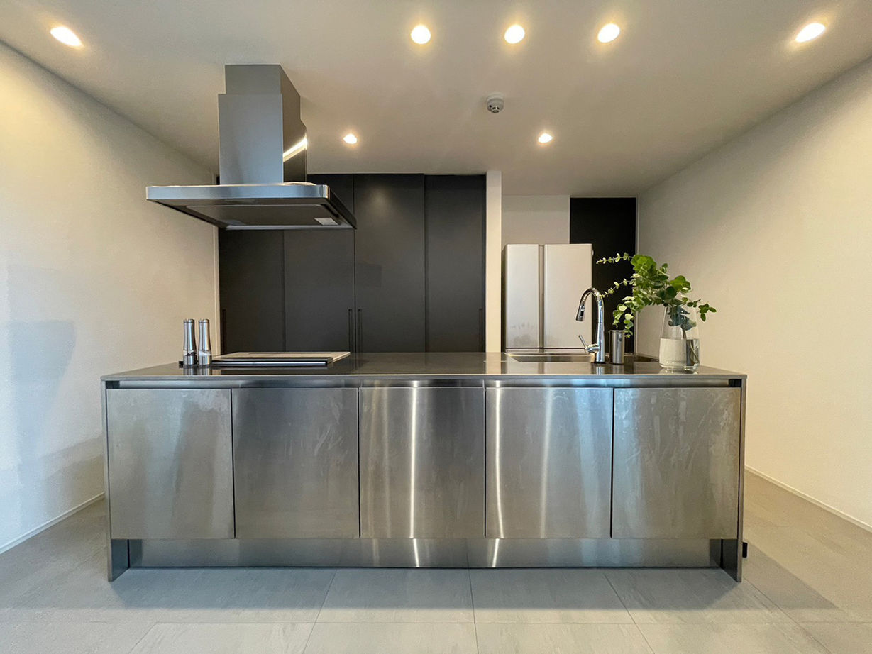 ハウスワン 【吹き抜け×アイアン階段×アイランドキッチン】グレイッシュなLDK＆迎賓の和室を自由設計で実現した家の建築実例画像8