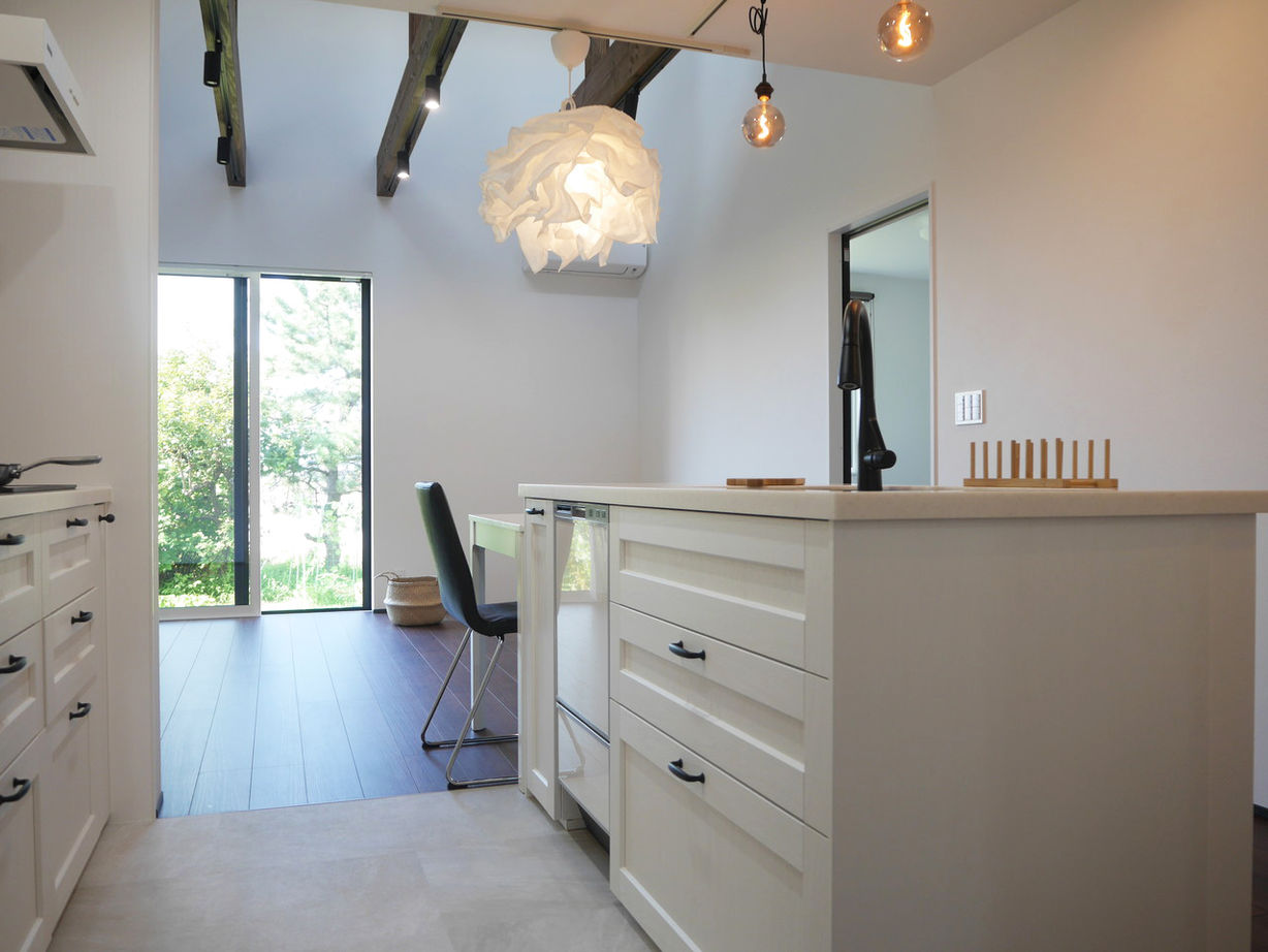 家とも 【間取図有／平屋／IKEA二列型キッチン＆照明】高性能断熱材でランニングコストを抑え、夏冬快適な家の建築実例画像2