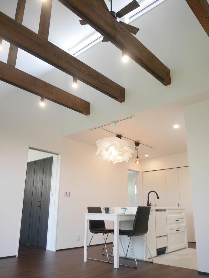 家とも 【間取図有／平屋／IKEA二列型キッチン＆照明】高性能断熱材でランニングコストを抑え、夏冬快適な家の建築実例画像3