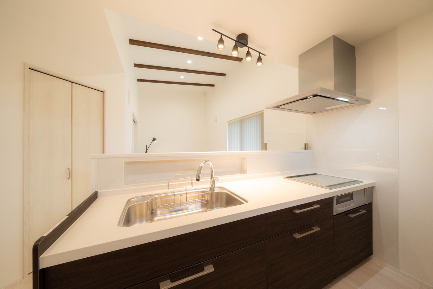 家とも 光と木のぬくもりに包まれる、平屋の暮らしの建築実例画像3