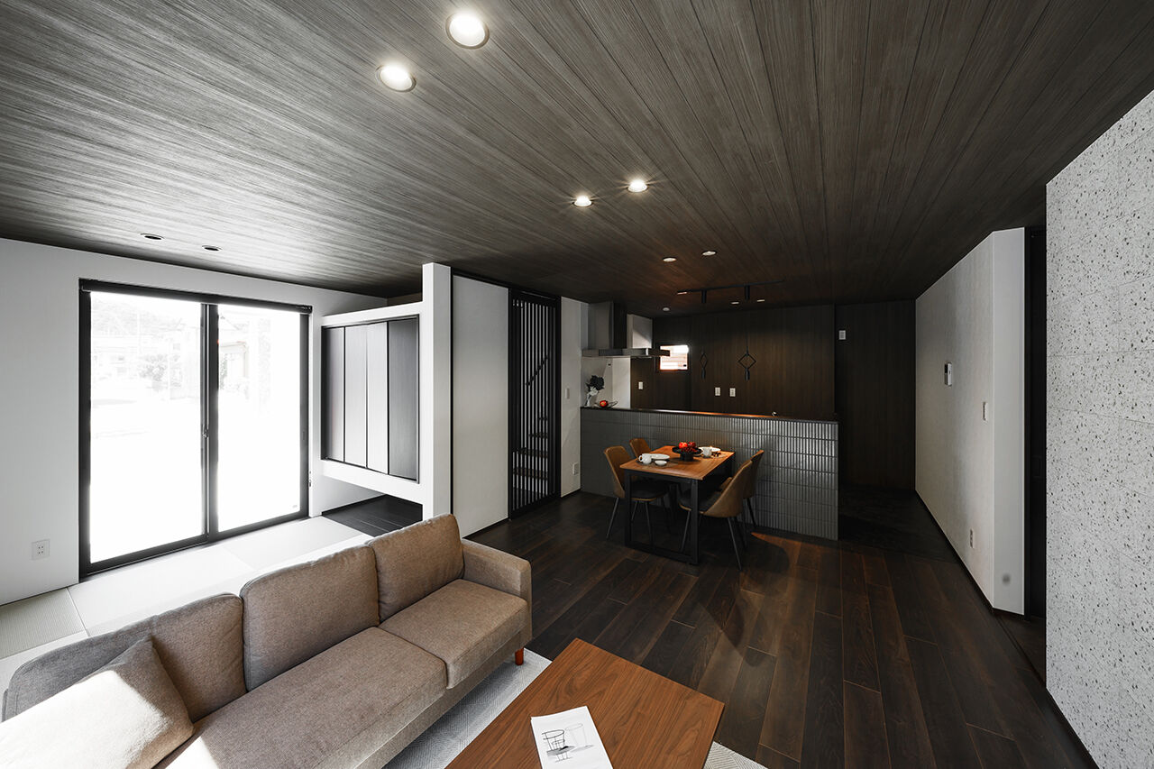 ＡＲＭ（アーム） 【延床29坪・子育て・おしゃれ】スッキリ動線で広々&家事ラク。板張り天井でシックモダンなLDKにの建築実例画像3