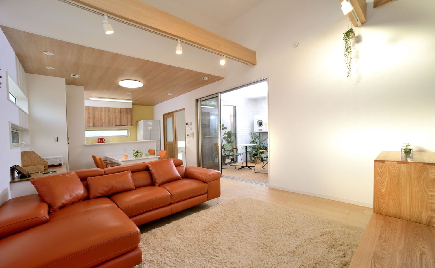 ジャストホーム（越谷・草加） 【吹抜け/2階リビング/バルコニー/38坪/間取り/越谷】家の中心に配置したバルコニーが空間をつなぐ住まいの建築実例画像2