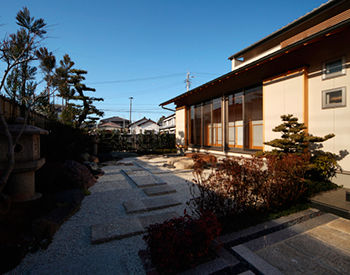 渡邊工務店 和洋折衷のバランスが絶妙！訪れた人も驚く「旅館」のような外観。庭を眺めて癒される「縁側」のある暮らしの建築実例画像3