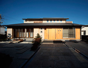 渡邊工務店 和洋折衷のバランスが絶妙！訪れた人も驚く「旅館」のような外観。庭を眺めて癒される「縁側」のある暮らしの建築実例画像10