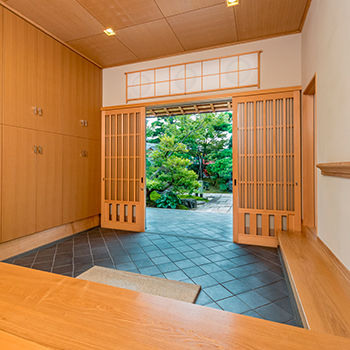 渡邊工務店 【平屋/間取り図】広々LDKから庭の彩りを楽しむ豊かな毎日です。伝統美と先進の性能を両立した数寄屋風平屋の建築実例画像2