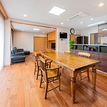 渡邊工務店 【平屋/間取り図】広々LDKから庭の彩りを楽しむ豊かな毎日です。伝統美と先進の性能を両立した数寄屋風平屋の建築実例画像4