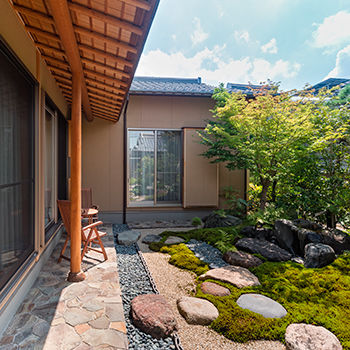 渡邊工務店 【平屋/間取り図】広々LDKから庭の彩りを楽しむ豊かな毎日です。伝統美と先進の性能を両立した数寄屋風平屋の建築実例画像9