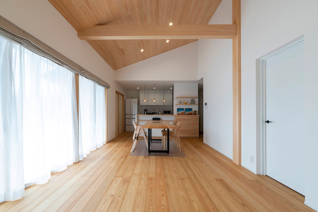 渡邊工務店 【愛知/平屋/シンプル/30坪台】開放的なデッキテラスで外とのつながりをデザイン。桧のいい香りが漂う平屋の建築実例画像2