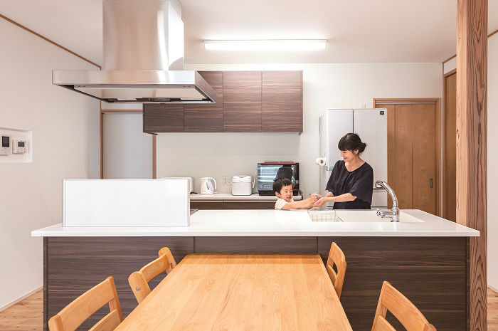 昭和住宅 【北九州市/2390万円/間取図有】木組みのリビングに光が降り注ぐ　子育ても将来も安心な「平屋の家」の建築実例画像3