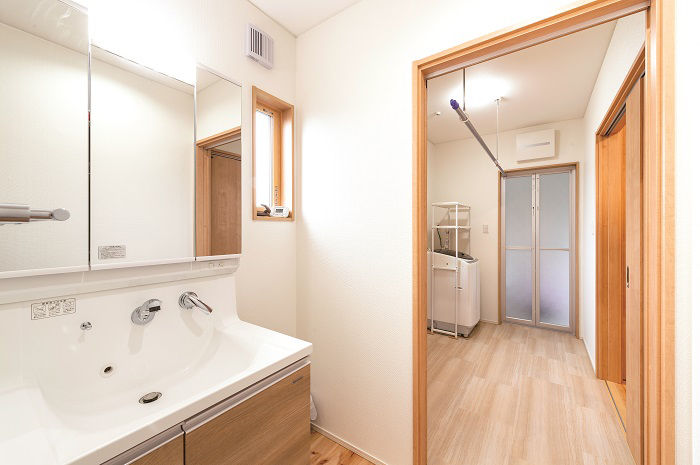 昭和住宅 【北九州市/2390万円/間取図有】木組みのリビングに光が降り注ぐ　子育ても将来も安心な「平屋の家」の建築実例画像7