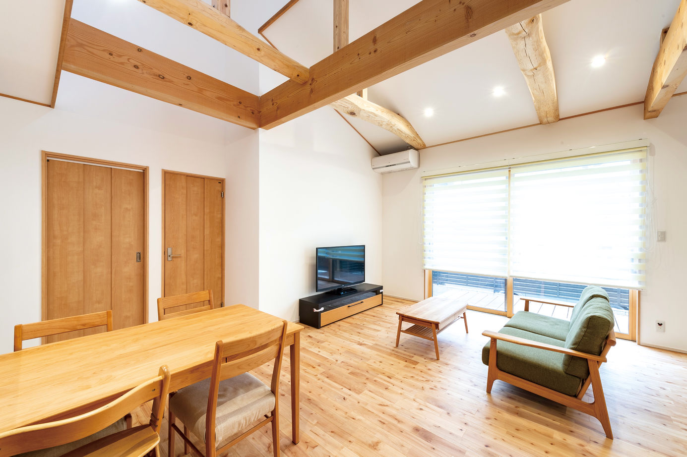 昭和住宅 【北九州市/2390万円/間取図有】木組みのリビングに光が降り注ぐ　子育ても将来も安心な「平屋の家」の建築実例画像10