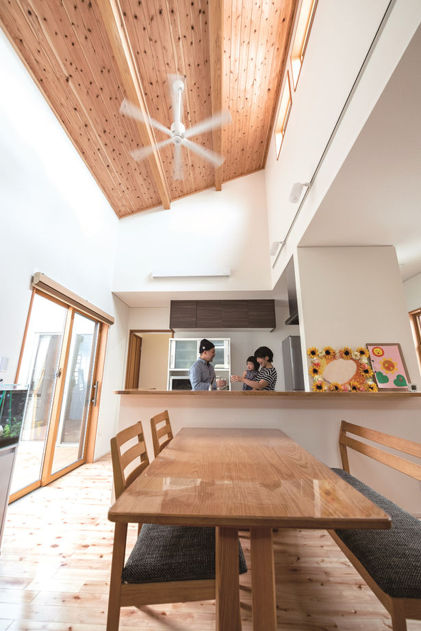 昭和住宅 【北九州市小倉北区/2762万円/間取図有】ウッドデッキを囲むH型プラン　センターコートで明るい平屋の建築実例画像2