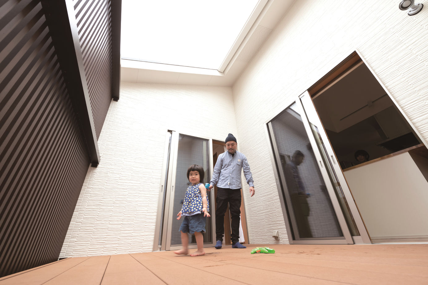 昭和住宅 【北九州市小倉北区/2762万円/間取図有】ウッドデッキを囲むH型プラン　センターコートで明るい平屋の建築実例画像3