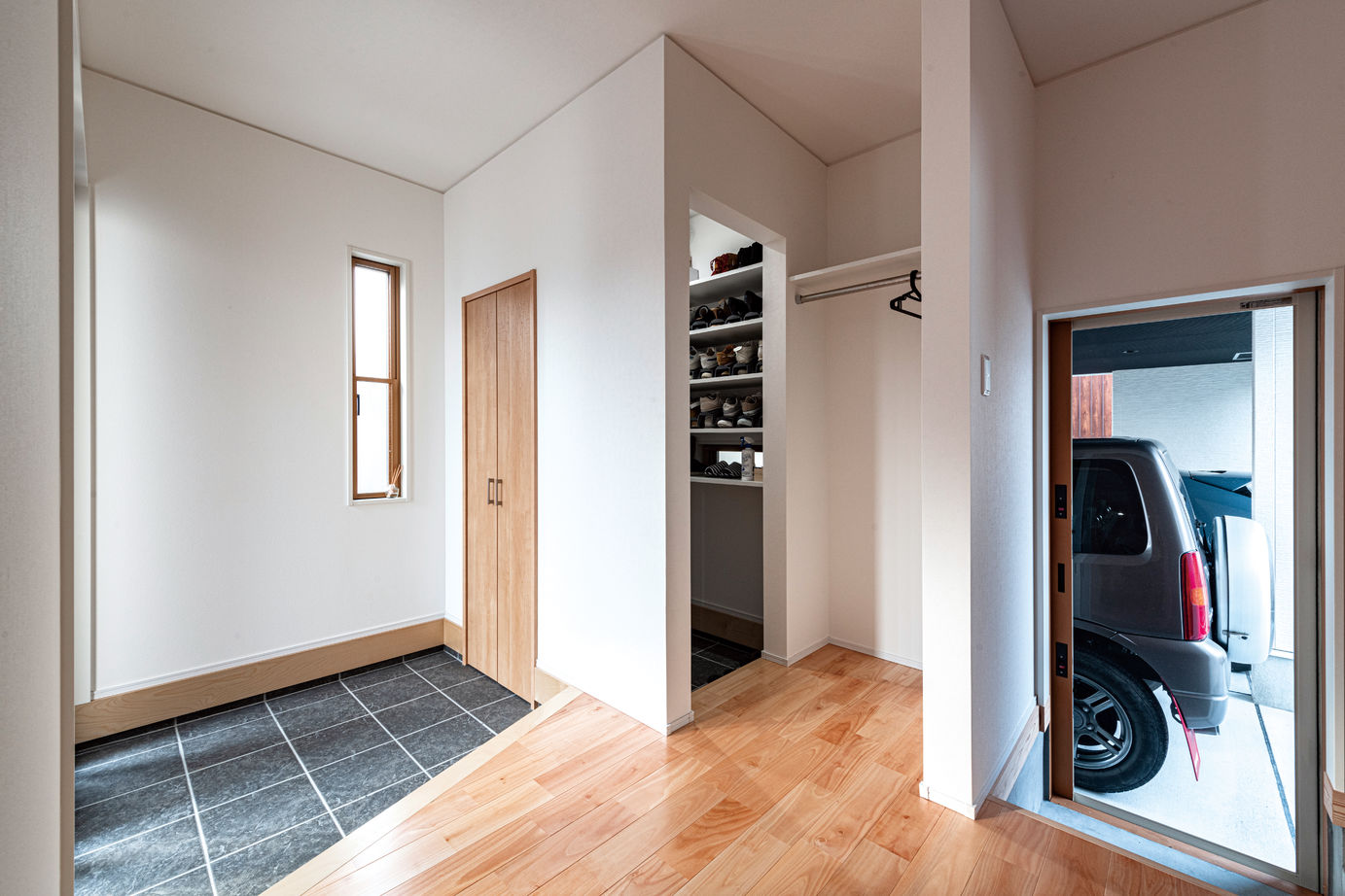 昭和住宅 【北九州市/3980万円/間取図有】ビルトインガレージ×５LDK。濡れずに入れる玄関と２階リビングの開放感が◎の建築実例画像4