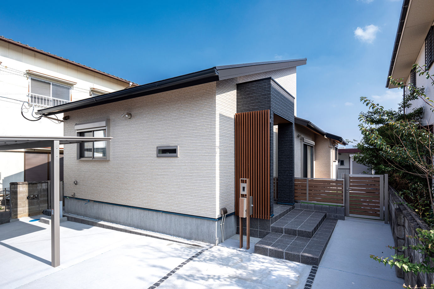 昭和住宅 【北九州市/2407万円/平屋/間取図有】「わぁ広～い」高天井と勾配天井で明るいウッドナチュラルな住まいの建築実例画像2