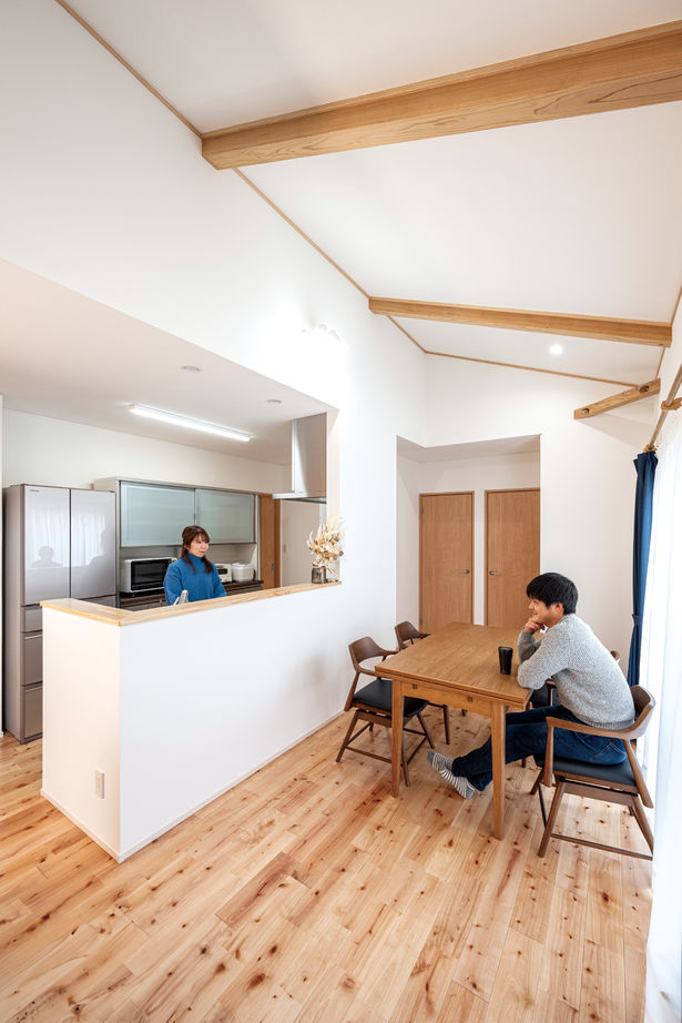 昭和住宅 【北九州市/2407万円/平屋/間取図有】「わぁ広～い」高天井と勾配天井で明るいウッドナチュラルな住まいの建築実例画像3