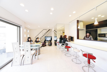 アーバンプランニング 【大阪府】最高等級の耐震力で安全にも配慮した夢のビルトインガレージハウス。愛車と過ごす間取りが完成！の建築実例画像6