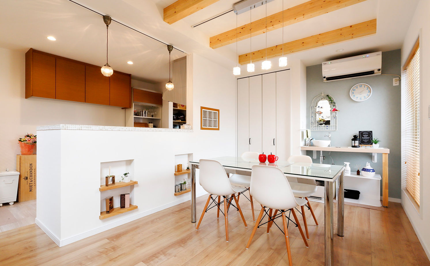 アーバンプランニング 【大阪/2000万円台/30坪/間取り】ダイナミックな吹き抜けとリビング階段がお気に入り！旗竿地を活かした家の建築実例画像3