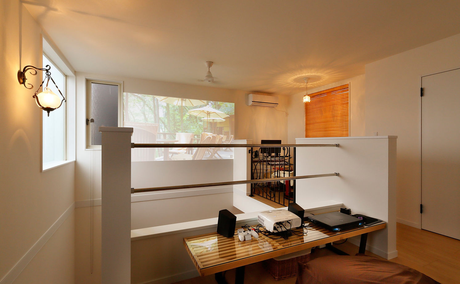 アーバンプランニング 【大阪/2000万円台/30坪/間取り】ダイナミックな吹き抜けとリビング階段がお気に入り！旗竿地を活かした家の建築実例画像9