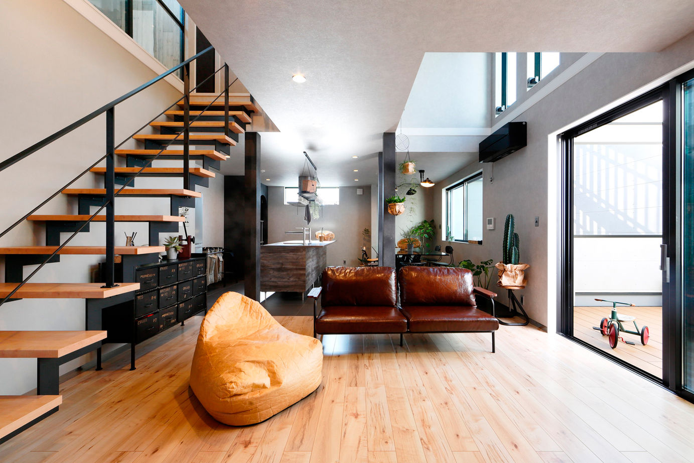 アーバンプランニング 【大阪府/約30坪】素材感とデザインにこだわった、隅々までカッコイイ家。抜群のセンスの間取りに感動！の建築実例画像2