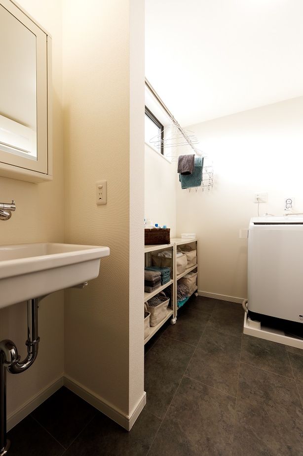 アーバンプランニング 【大阪府/1000万円台/狭小】北摂・豊中で、理想の家が実現できる土地探しから。広々空間＆間取りも魅力の家の建築実例画像9