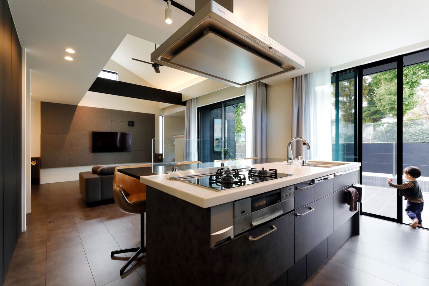 アーバンプランニング 2000万円台/豊中市で土地から。吹抜けのリビングと繋がるテラスから庭へ。インナーガレージも実現の建築実例画像2