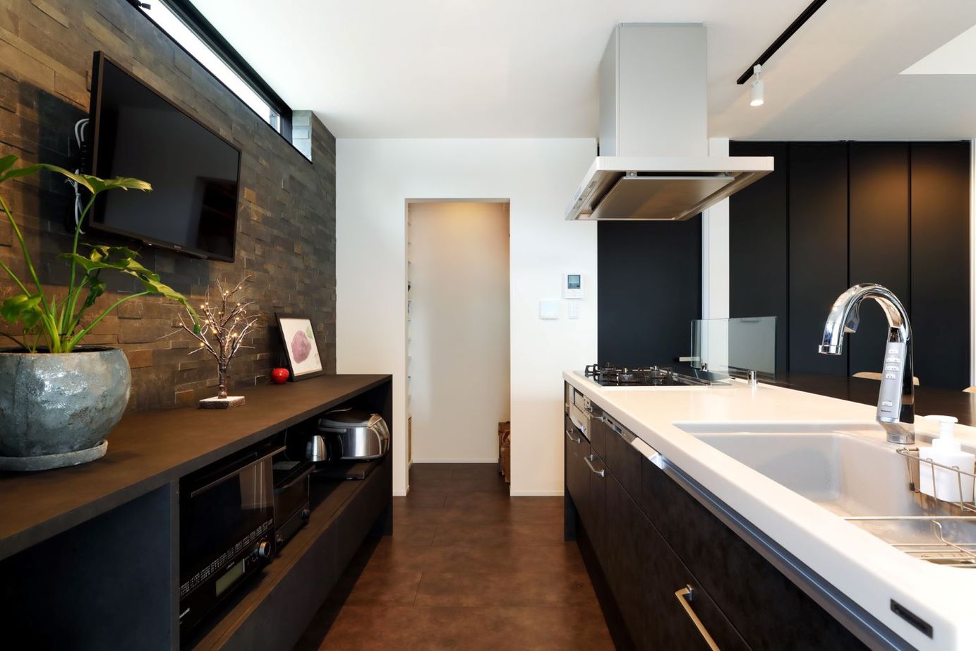 アーバンプランニング 2000万円台/豊中市で土地から。吹抜けのリビングと繋がるテラスから庭へ。インナーガレージも実現の建築実例画像4