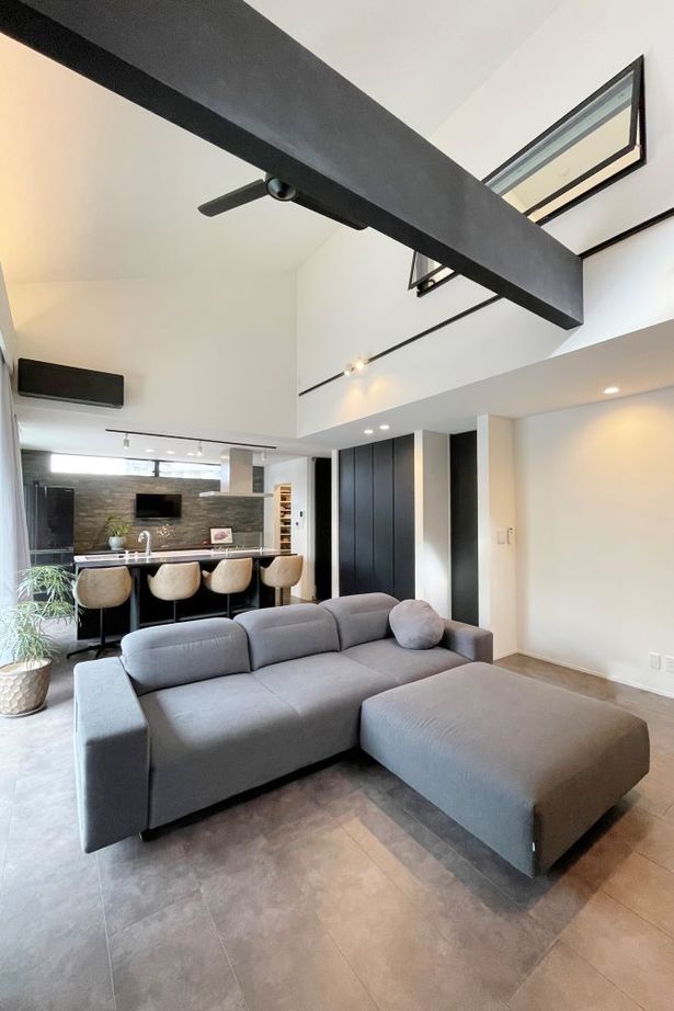 アーバンプランニング 2000万円台/豊中市で土地から。吹抜けのリビングと繋がるテラスから庭へ。インナーガレージも実現の建築実例画像6