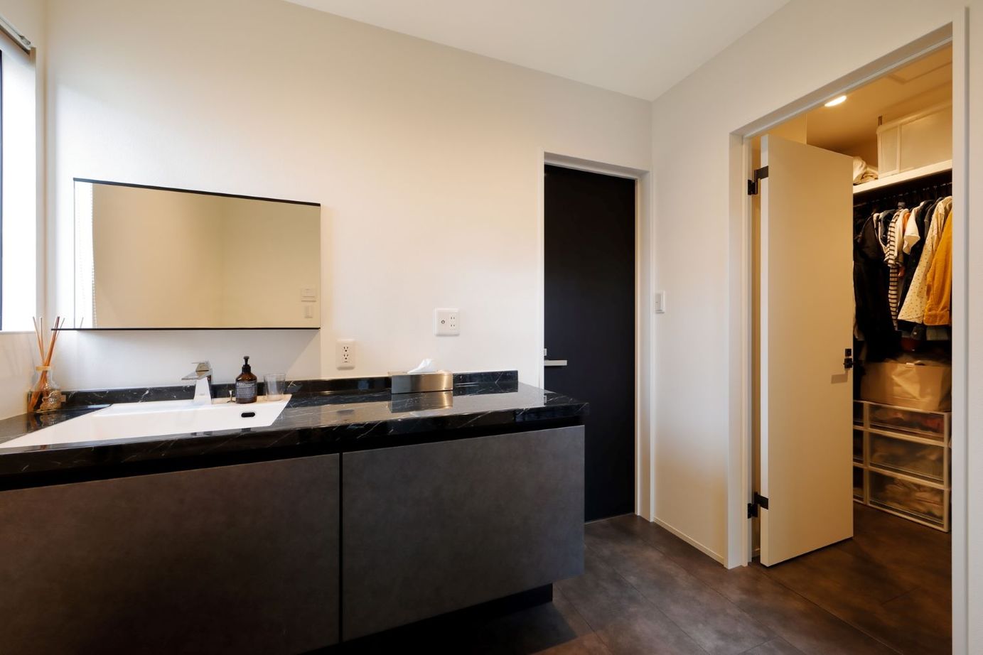 アーバンプランニング 2000万円台/豊中市で土地から。吹抜けのリビングと繋がるテラスから庭へ。インナーガレージも実現の建築実例画像8