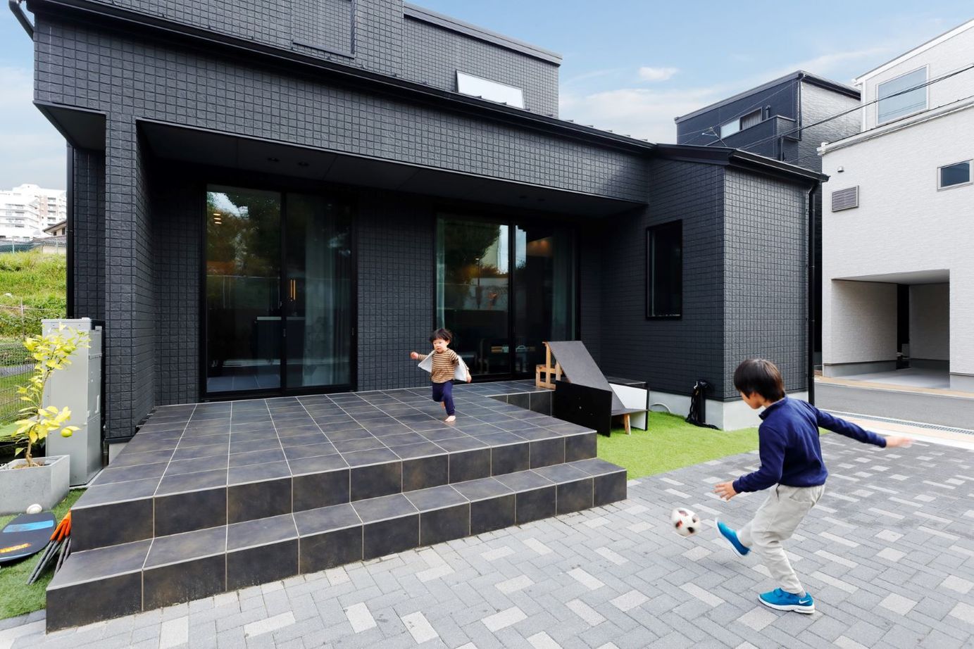 アーバンプランニング 2000万円台/豊中市で土地から。吹抜けのリビングと繋がるテラスから庭へ。インナーガレージも実現の建築実例画像10