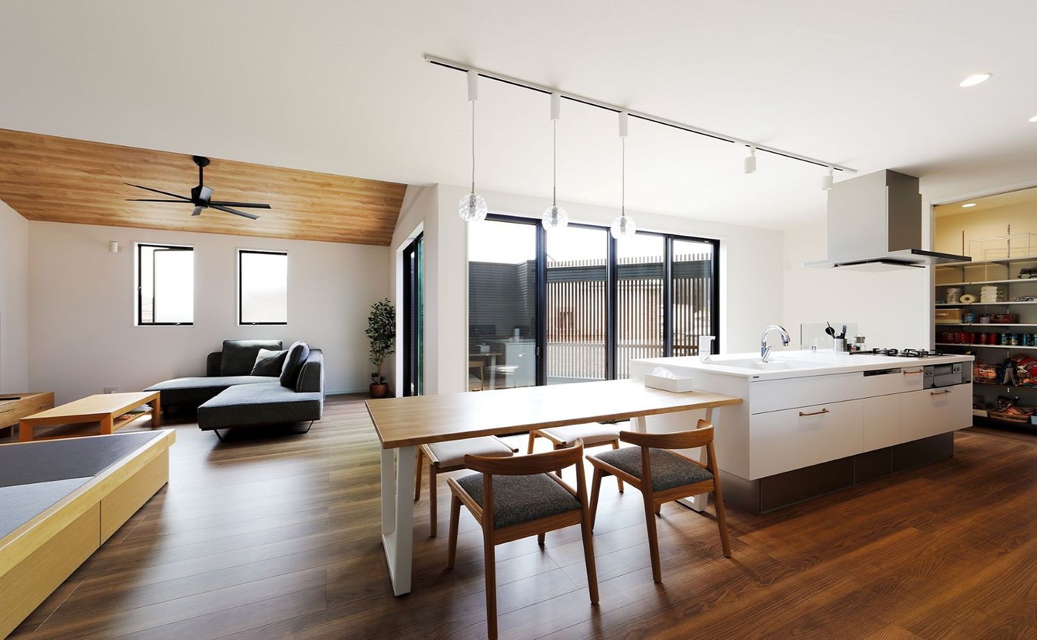 アーバンプランニング 【豊中市・間取り図・約40坪】駅近、趣味室に直結するビルトインガレージ、広々LDK、家事ラク動線も叶えての建築実例画像2