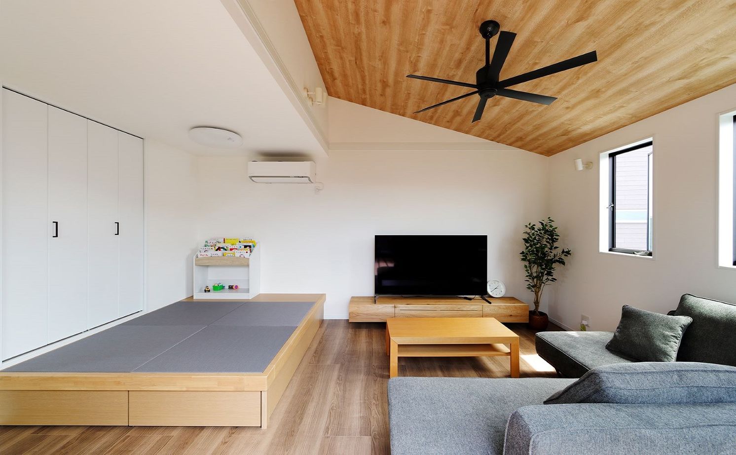 アーバンプランニング 【豊中市・間取り図・約40坪】駅近、趣味室に直結するビルトインガレージ、広々LDK、家事ラク動線も叶えての建築実例画像8