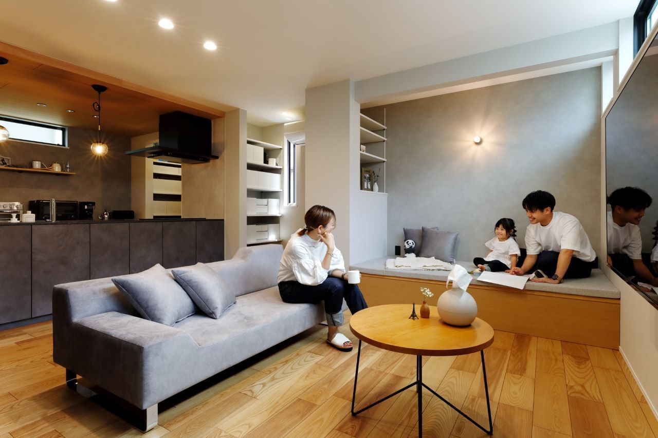 アーバンプランニング 【北摂｜吹田市｜間取り】家族と過ごす時間の質が格段にアップした、グレー×オークのやさしい住まいの建築実例画像