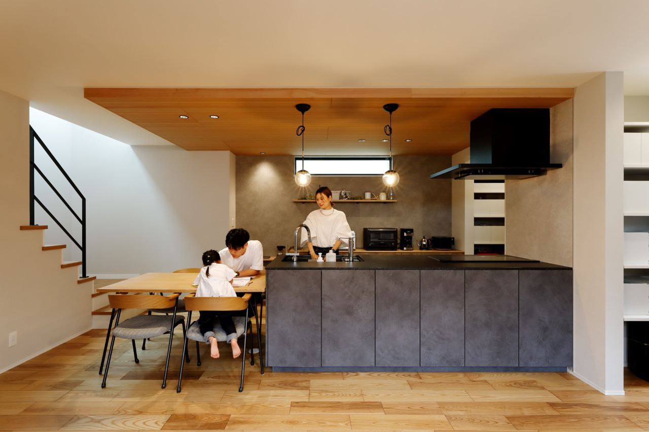 アーバンプランニング 【北摂｜吹田市｜間取り】家族と過ごす時間の質が格段にアップした、グレー×オークのやさしい住まいの建築実例画像2