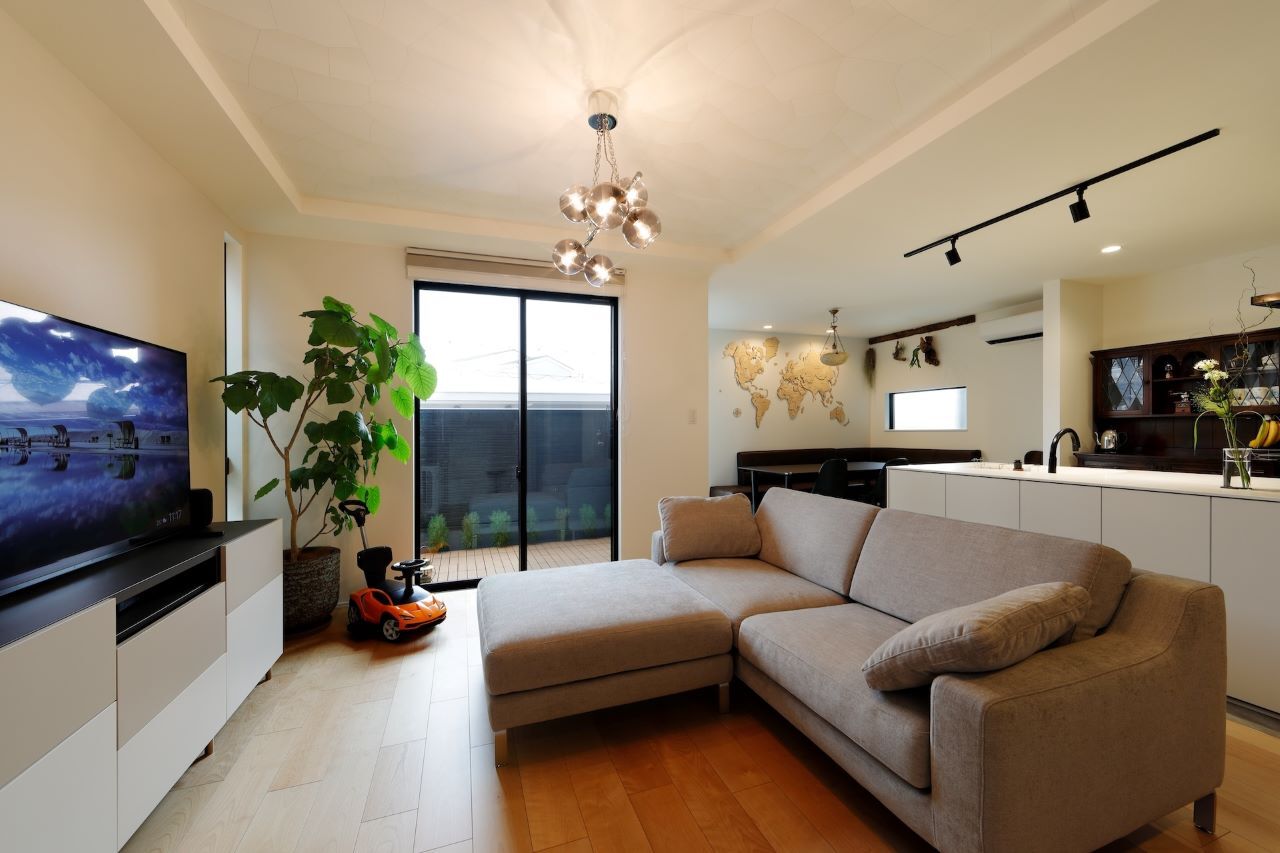 アーバンプランニング 【大阪府｜2000万円台｜間取り】公園に近い場所で土地から計画。海外インテリアの雰囲気が漂う洒落た家の建築実例画像