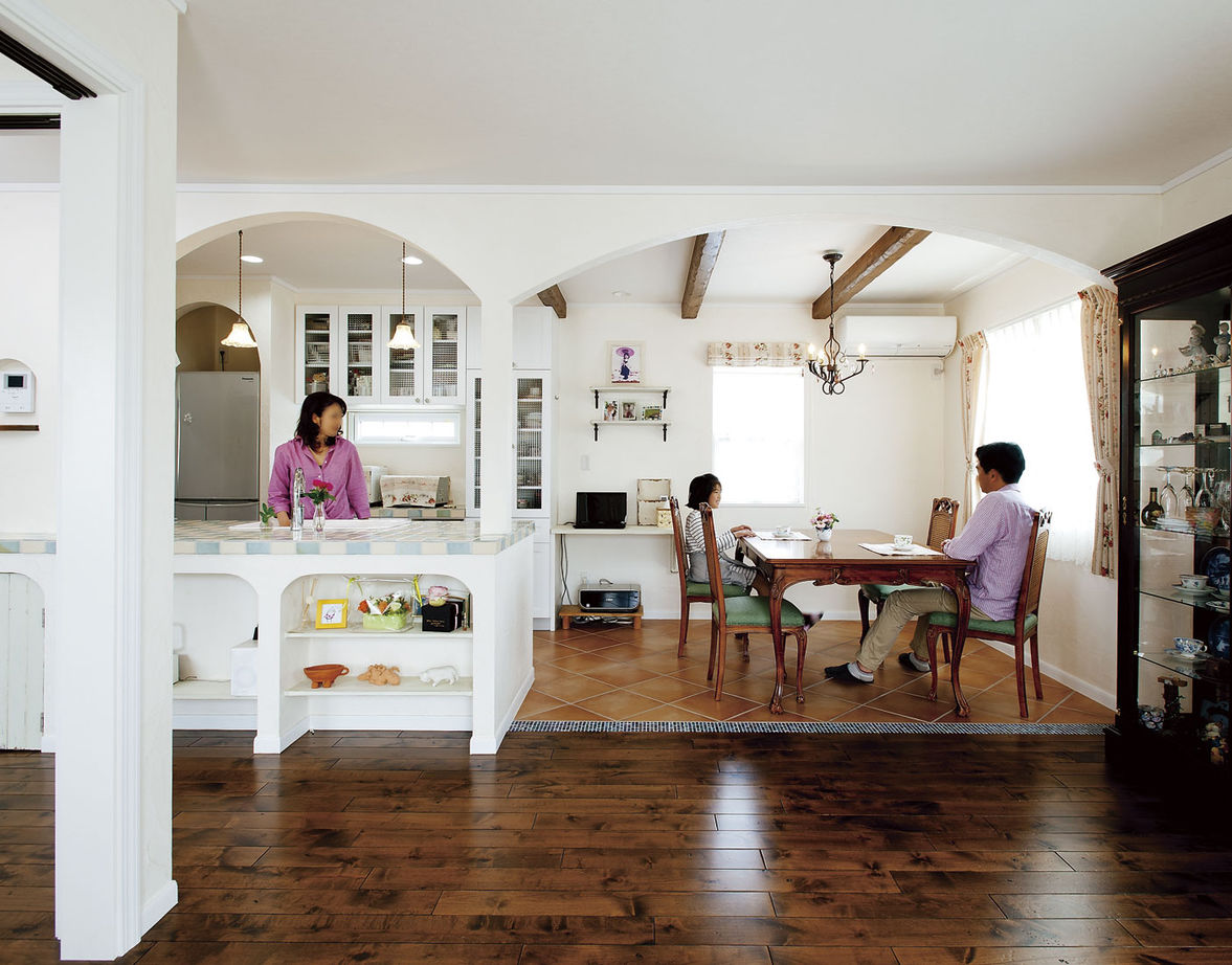 アートクラフト 【埼玉県】《地中海風》 リビング隣接のテラススペースでティータイムを楽しむスパニッシュスタイルの家の建築実例画像2