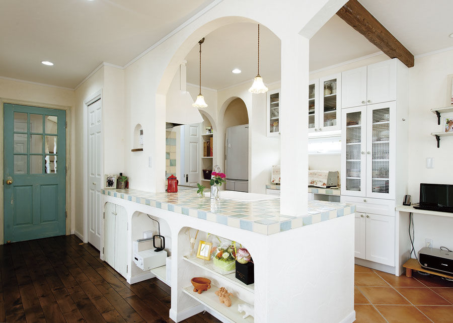 アートクラフト 【埼玉県】《地中海風》 リビング隣接のテラススペースでティータイムを楽しむスパニッシュスタイルの家の建築実例画像3