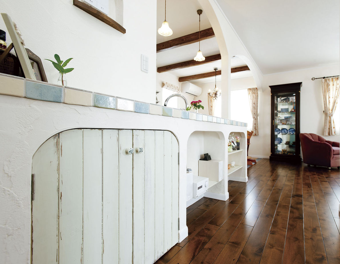 アートクラフト 【埼玉県】《地中海風》 リビング隣接のテラススペースでティータイムを楽しむスパニッシュスタイルの家の建築実例画像4